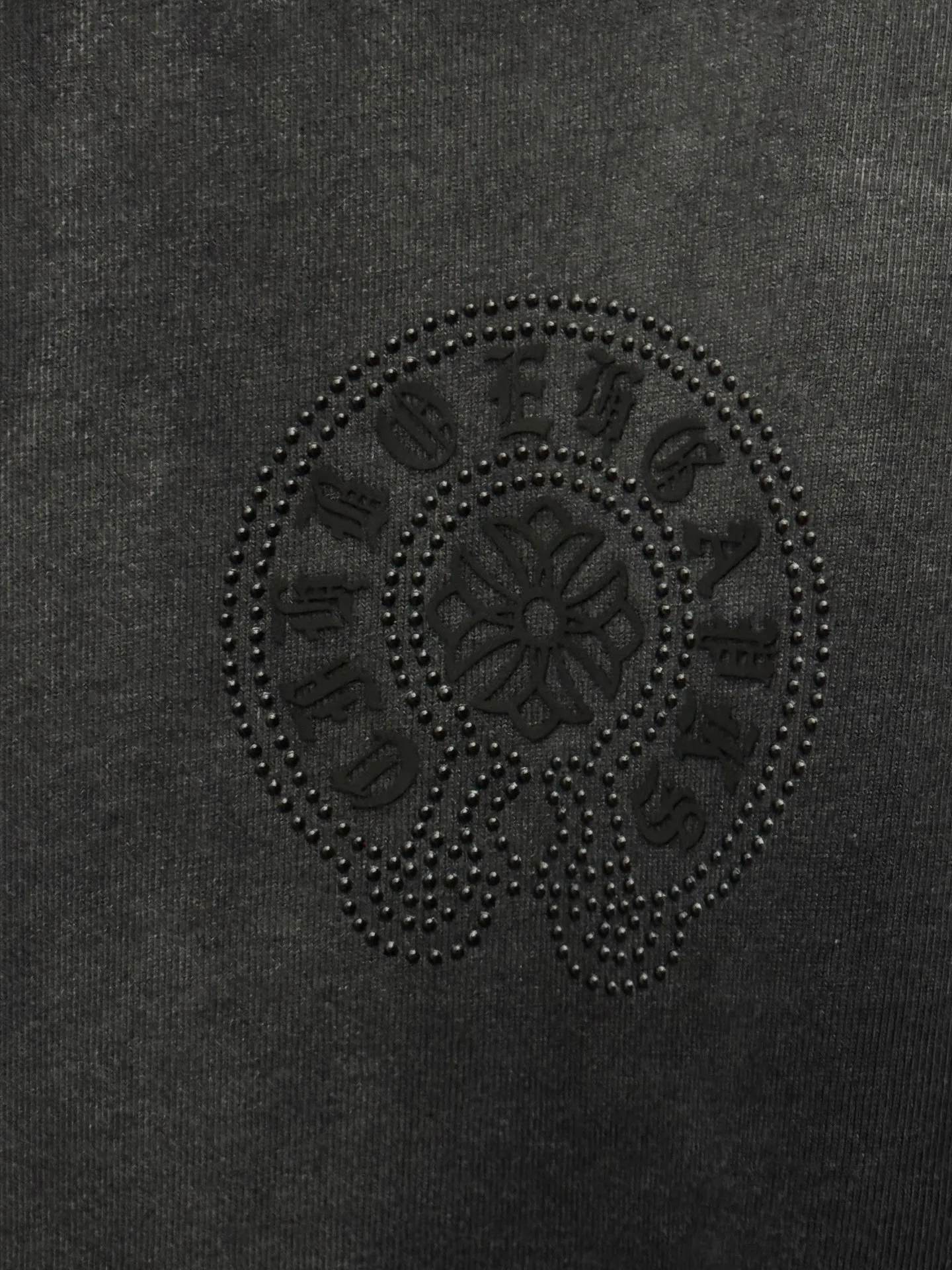 P210 top version, real shot without P, ​​different from market currency) 𝗖𝗵𝗿𝗼𝗺𝗲 𝗛𝗲𝗮𝗿𝘁𝘀/Croxin 2026 Spring New Original Single Counter American Washed Ding Lettering Film Embroidered Couple Short Sleeves 👑The highest version! Customized fabric 320 grams, washed and fried, spray horse slip craft, best-selling model at the counter, very comfortable to wear. Accessories: original molded and authenticated collar label ➕ 100% silk wash label. Genuine purchase-grade original hangtag➕matching hanging rope➕3D hanging beads➕original packaging bag. Craftsmanship: The original version has consistent wiring! The highest version of the armhole matching technique! Color: Red Black Size: M L XL 2XL Style No.: 2062